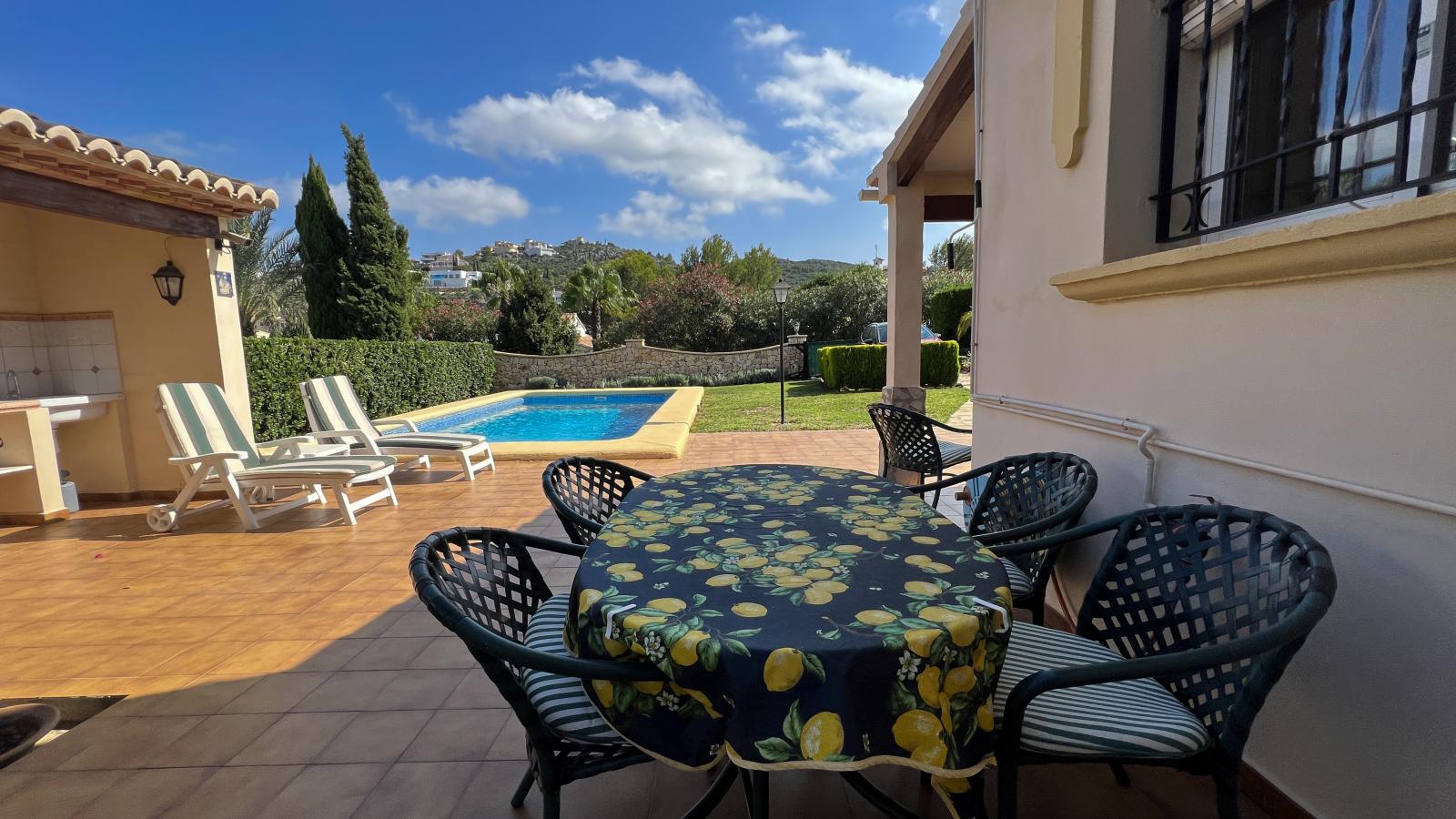 Grande villa familiale méditerranéenne avec piscine et 3 chambres à coucher, dans un quartier résidentiel calme de Rafol de Almunia