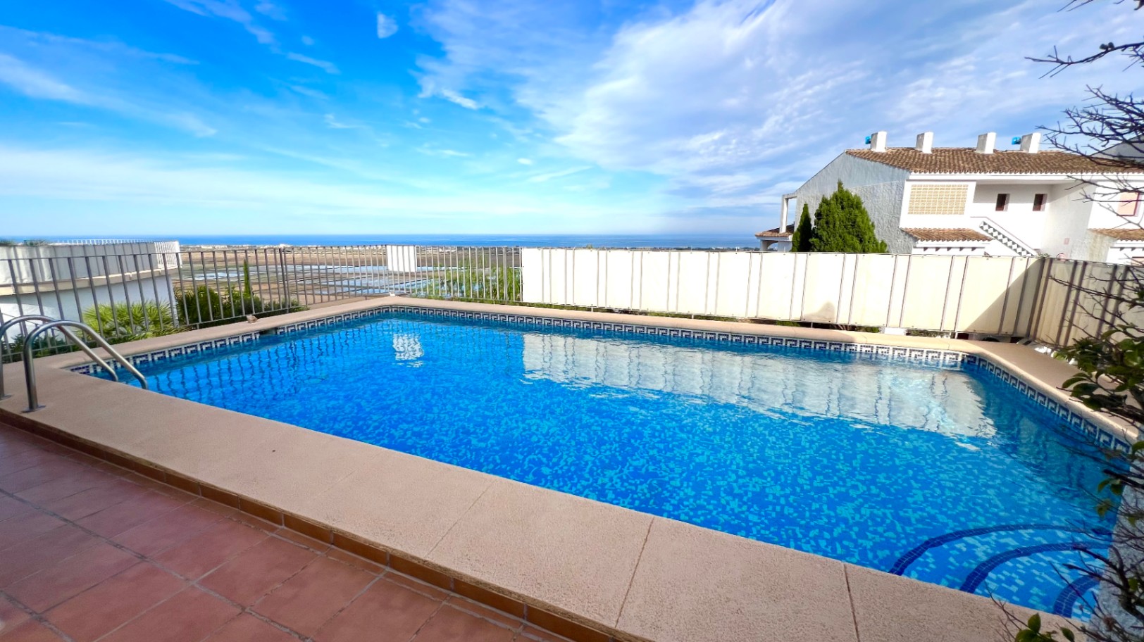 Belle villa de 2 chambres avec vue sur la mer, piscine, chauffage central, abri voiture, et bien plus encore.