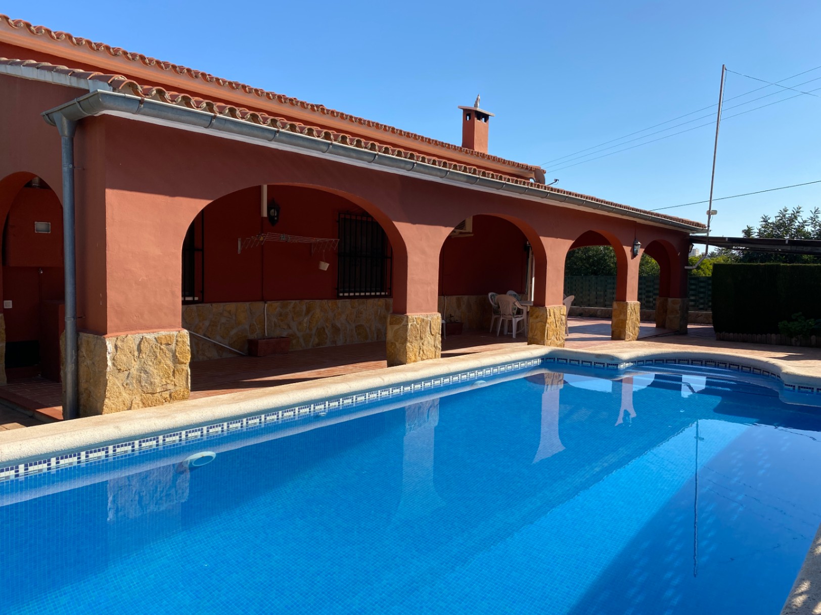 Schöne Finca im spanischen Stil mit Pool, BB, Garage, Carport, Klimaanlage, in der Nähe der Stadt.