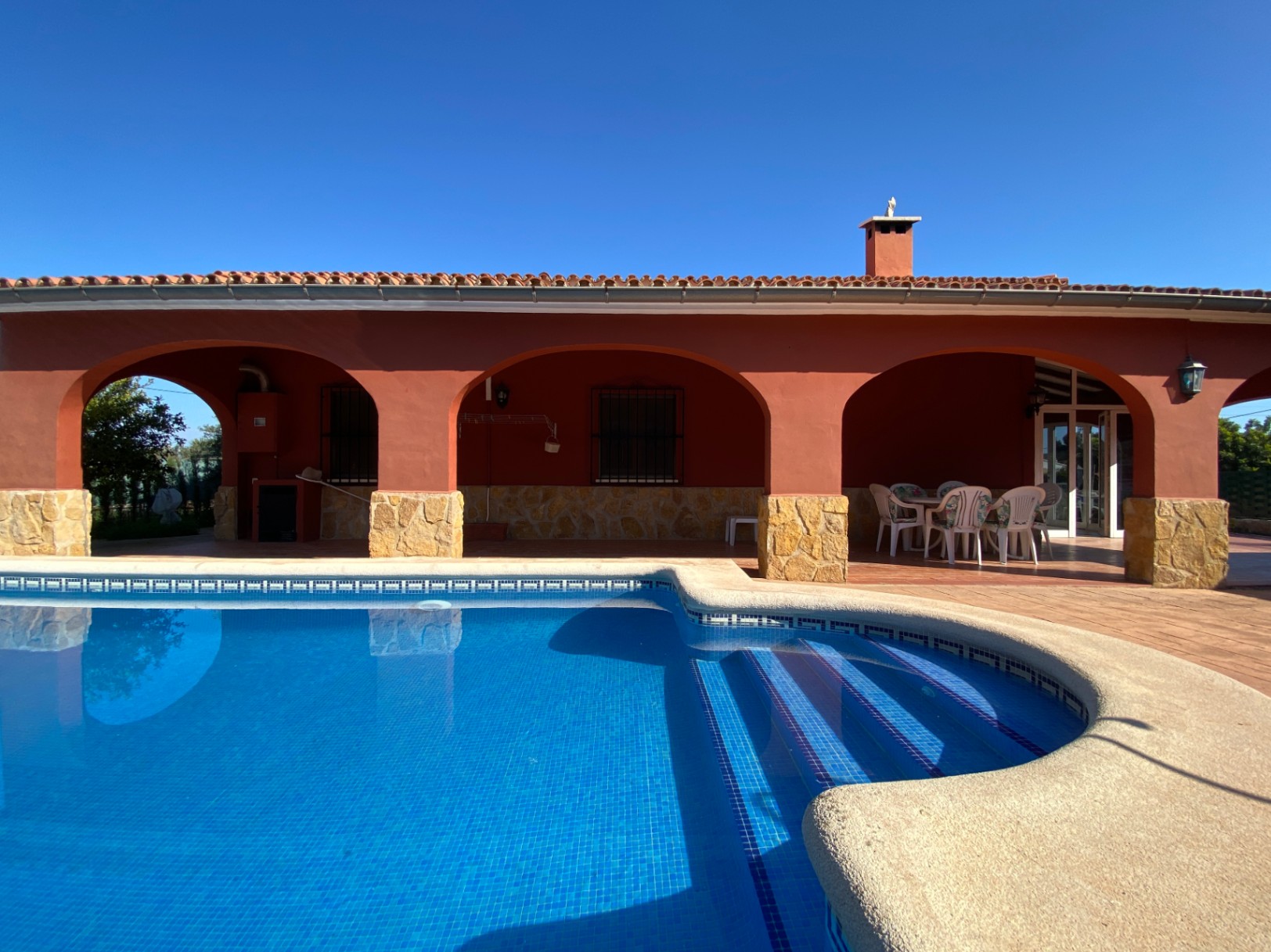 Schöne Finca im spanischen Stil mit Pool, BB, Garage, Carport, Klimaanlage, in der Nähe der Stadt.