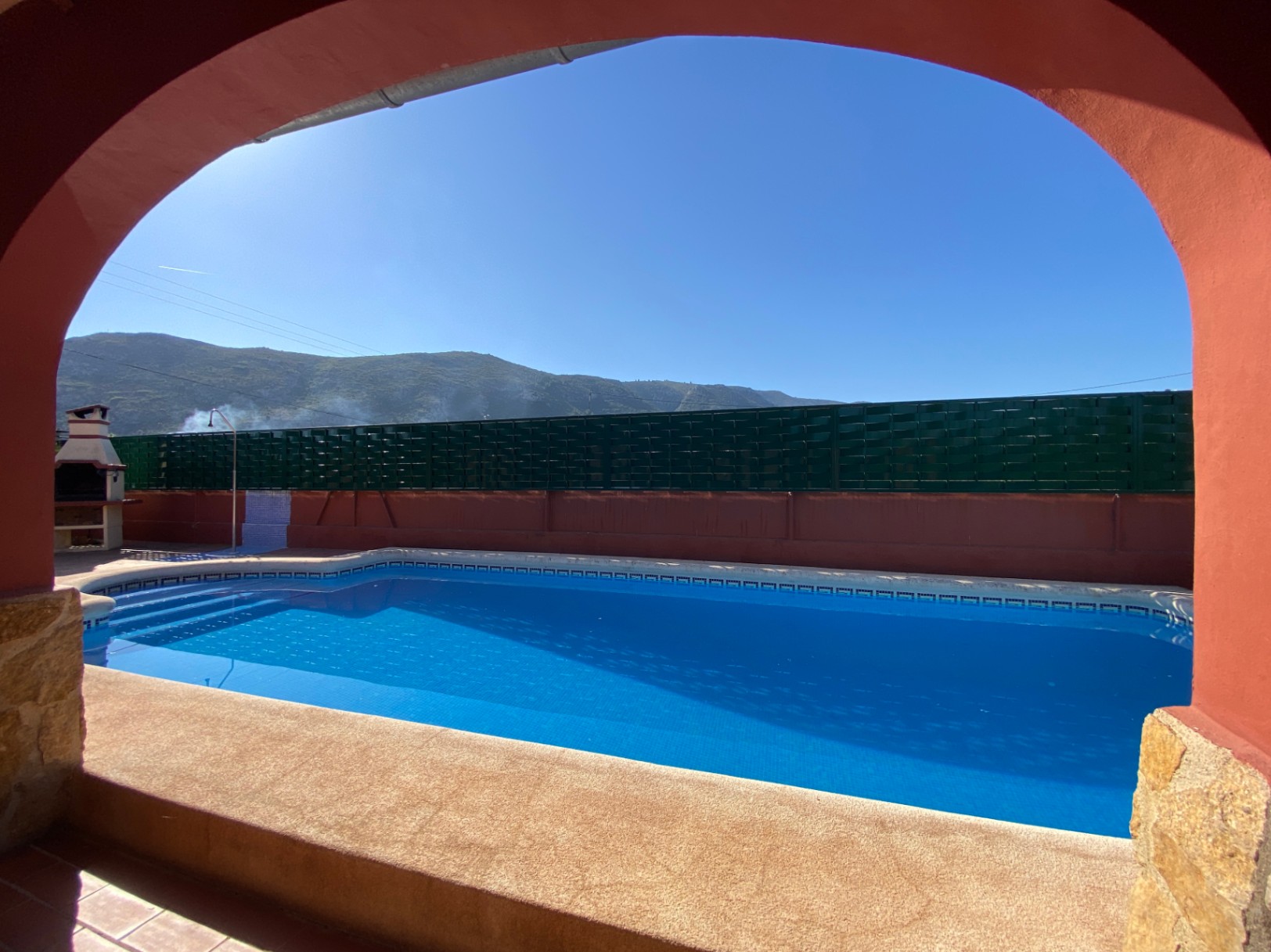 Hermosa finca de estilo español con piscina, BB, garaje, cochera, A/A, cerca de la ciudad.