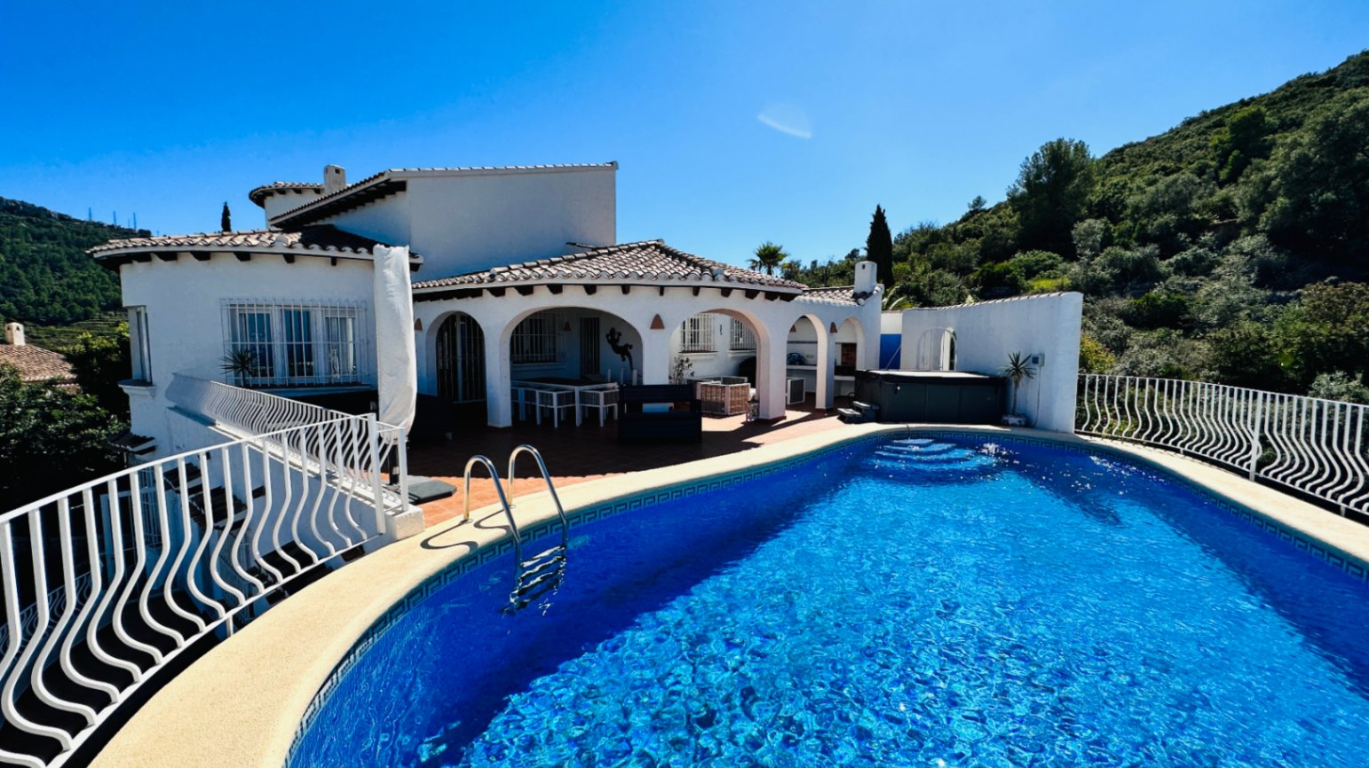 Spacious villa for 2-3 families, superior sea view, double garage, many extras