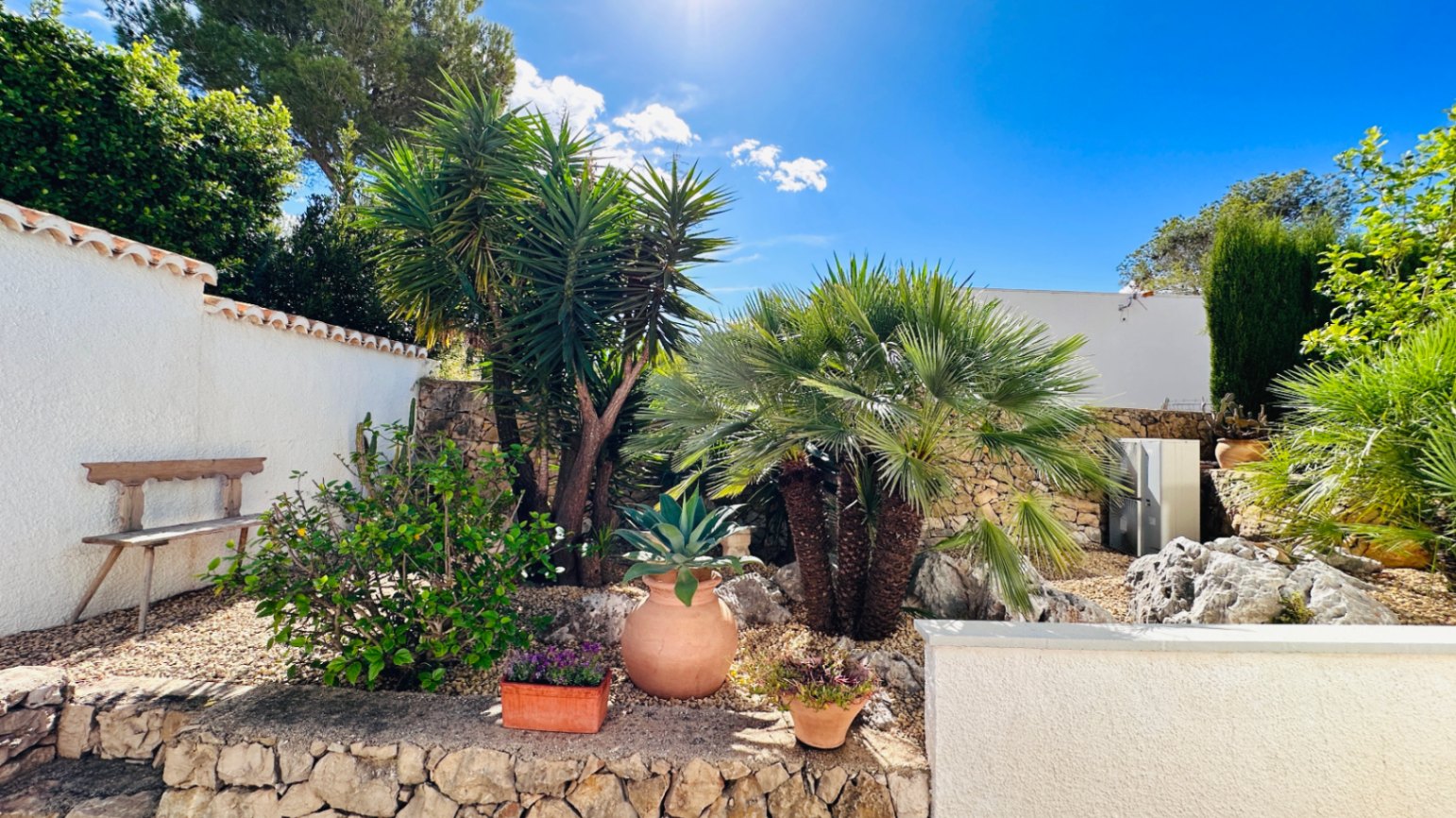Very well maintained, top renovated villa with sea views and many extras.