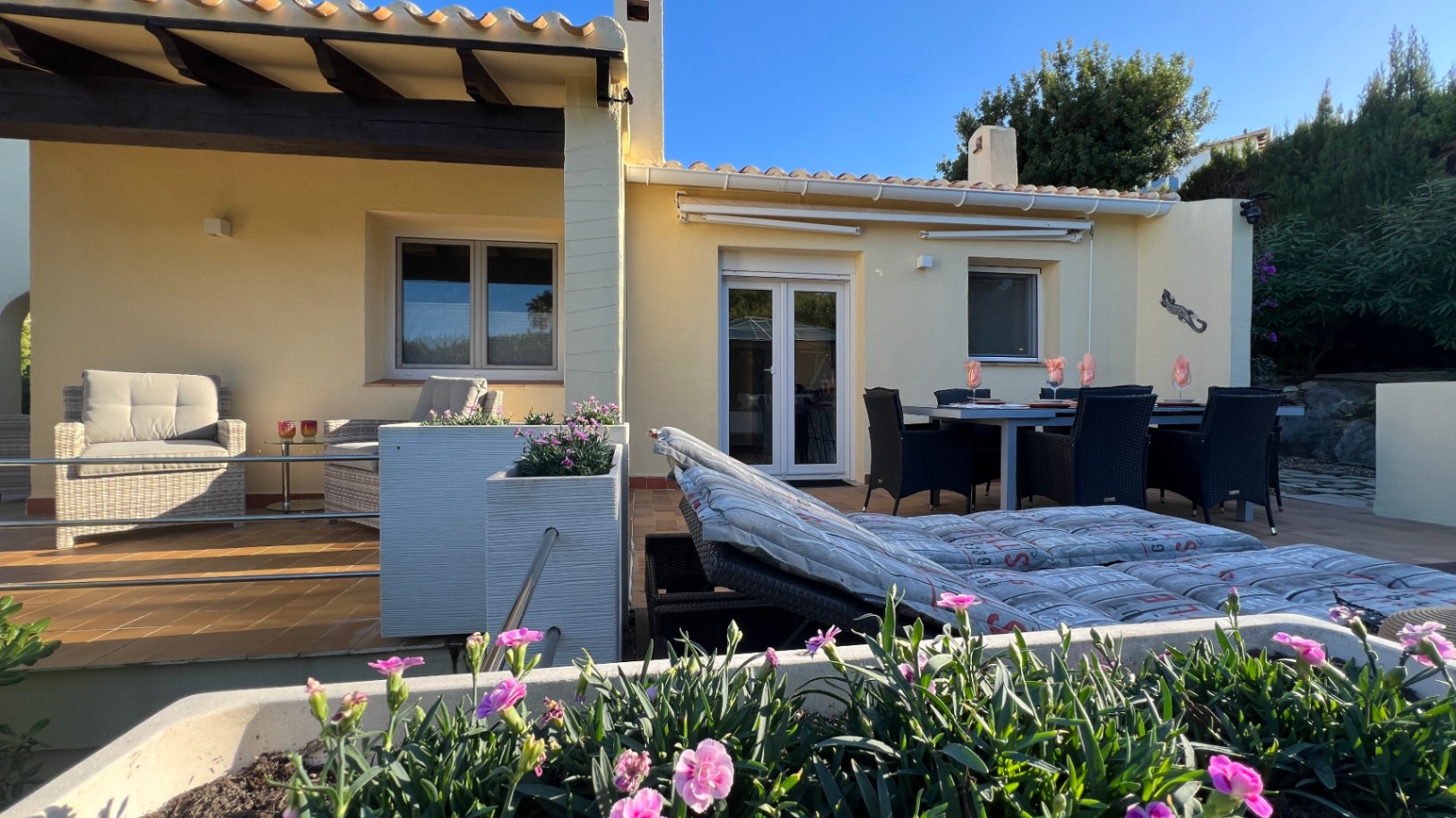Belle villa indépendante rénovée avec jardin privé, parking et terrasse sur le toit à La Sella