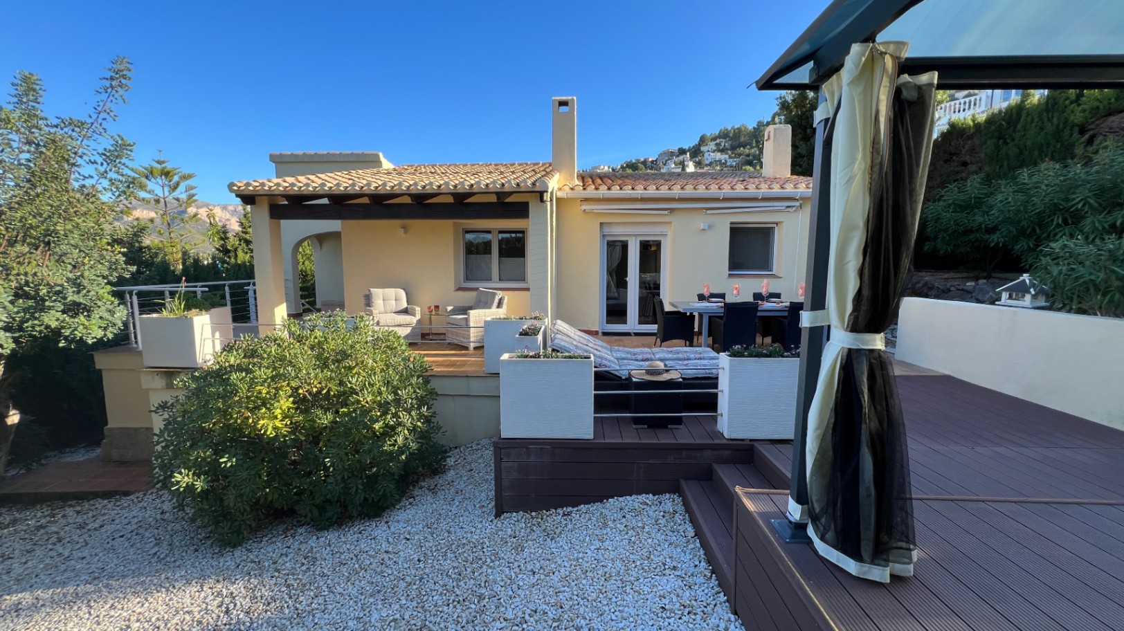 Beautifully renovated detached villa with private garden, car park and roof terrace in La Sella