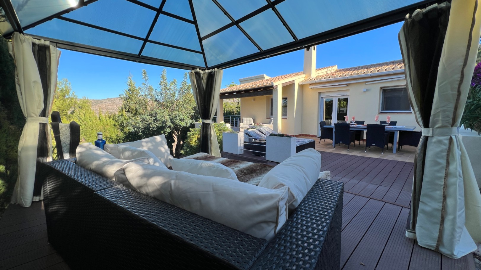 Schöne renovierte freistehende Villa mit Privatgarten, Parkplatz  und Dachterrasse in La Sella