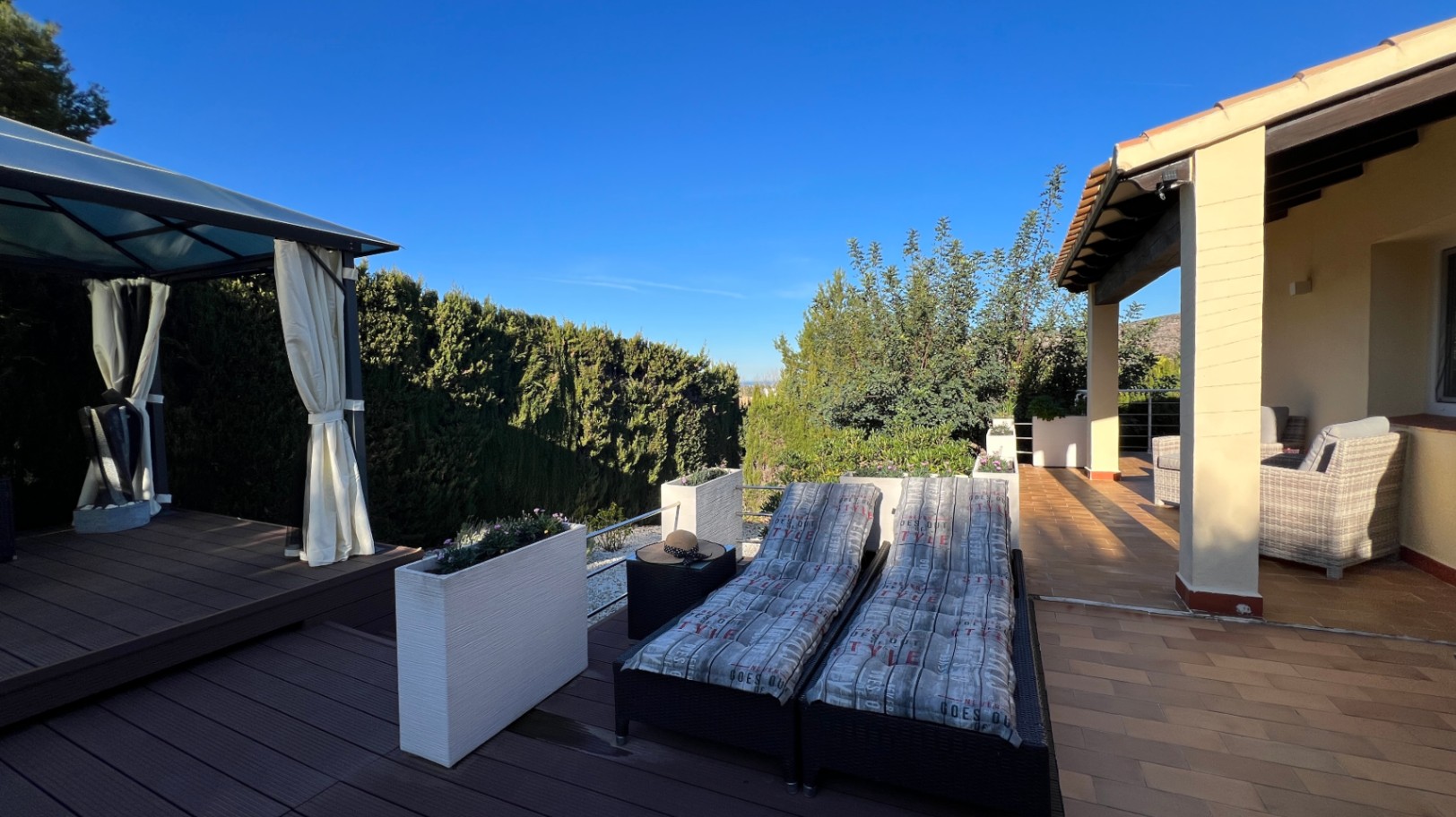 Belle villa indépendante rénovée avec jardin privé, parking et terrasse sur le toit à La Sella