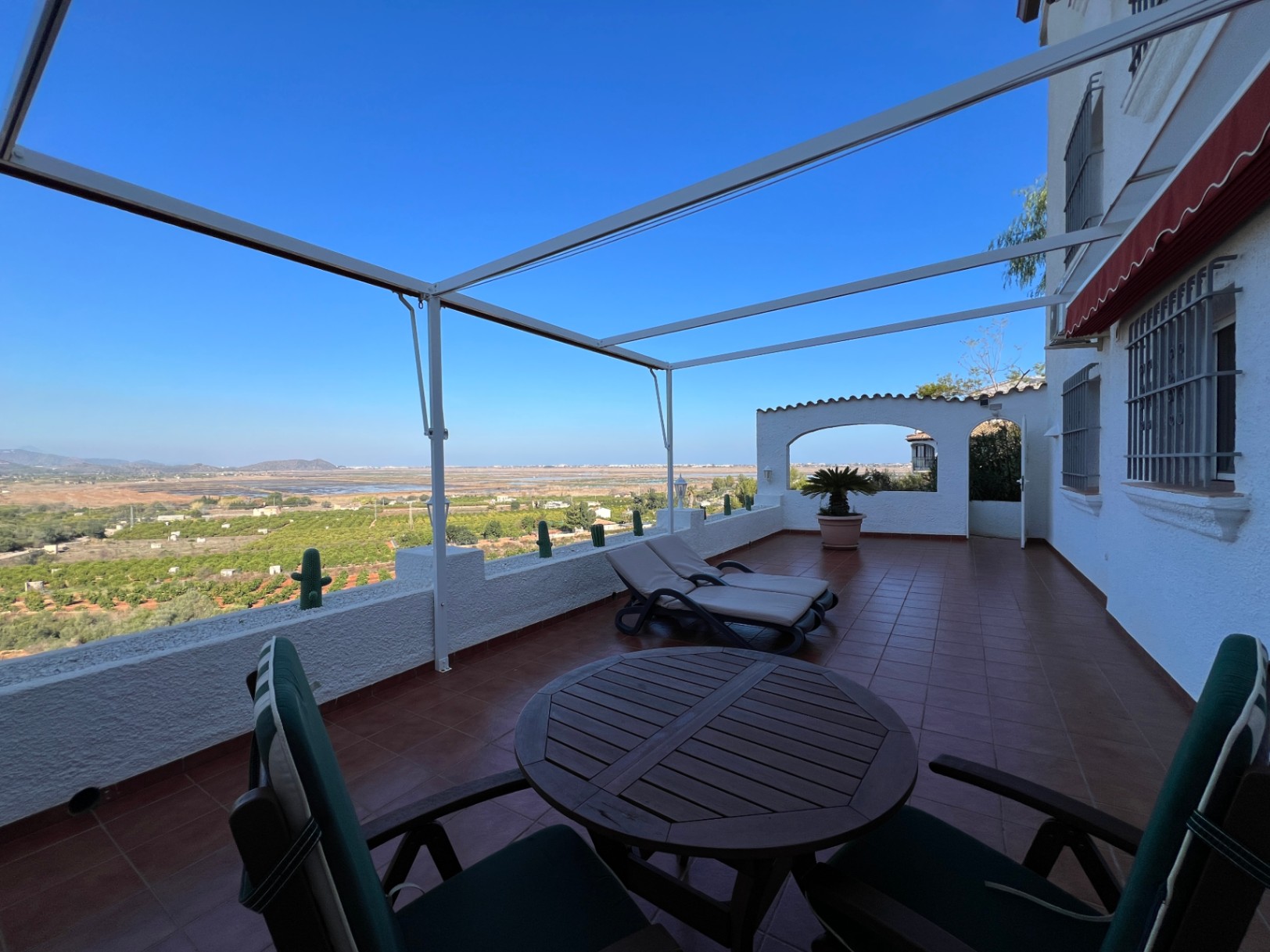 Villa impeccable avec vue sur la mer et la montagne et appartement séparé avec grande terrasse sur le Monte Pego.