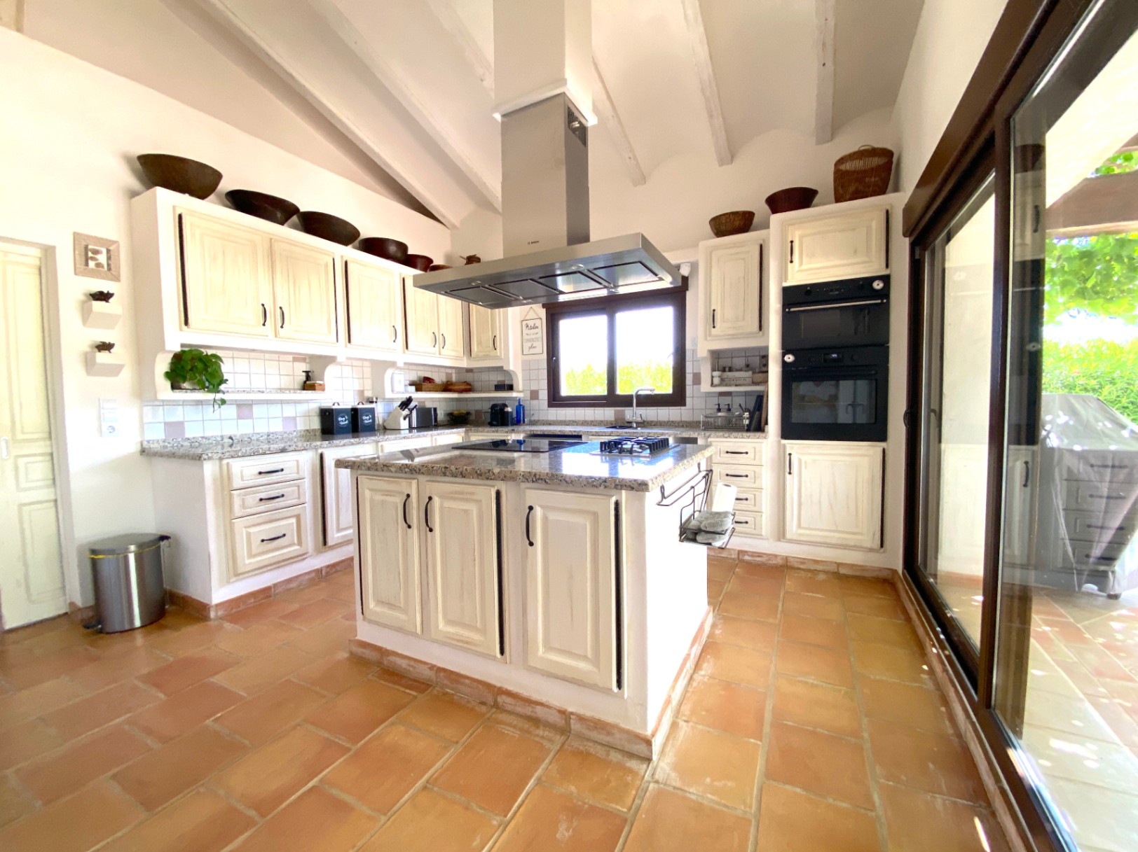 Finca with 5 bedrooms and 5 bathrooms en suite, 3 further bathrooms outside.