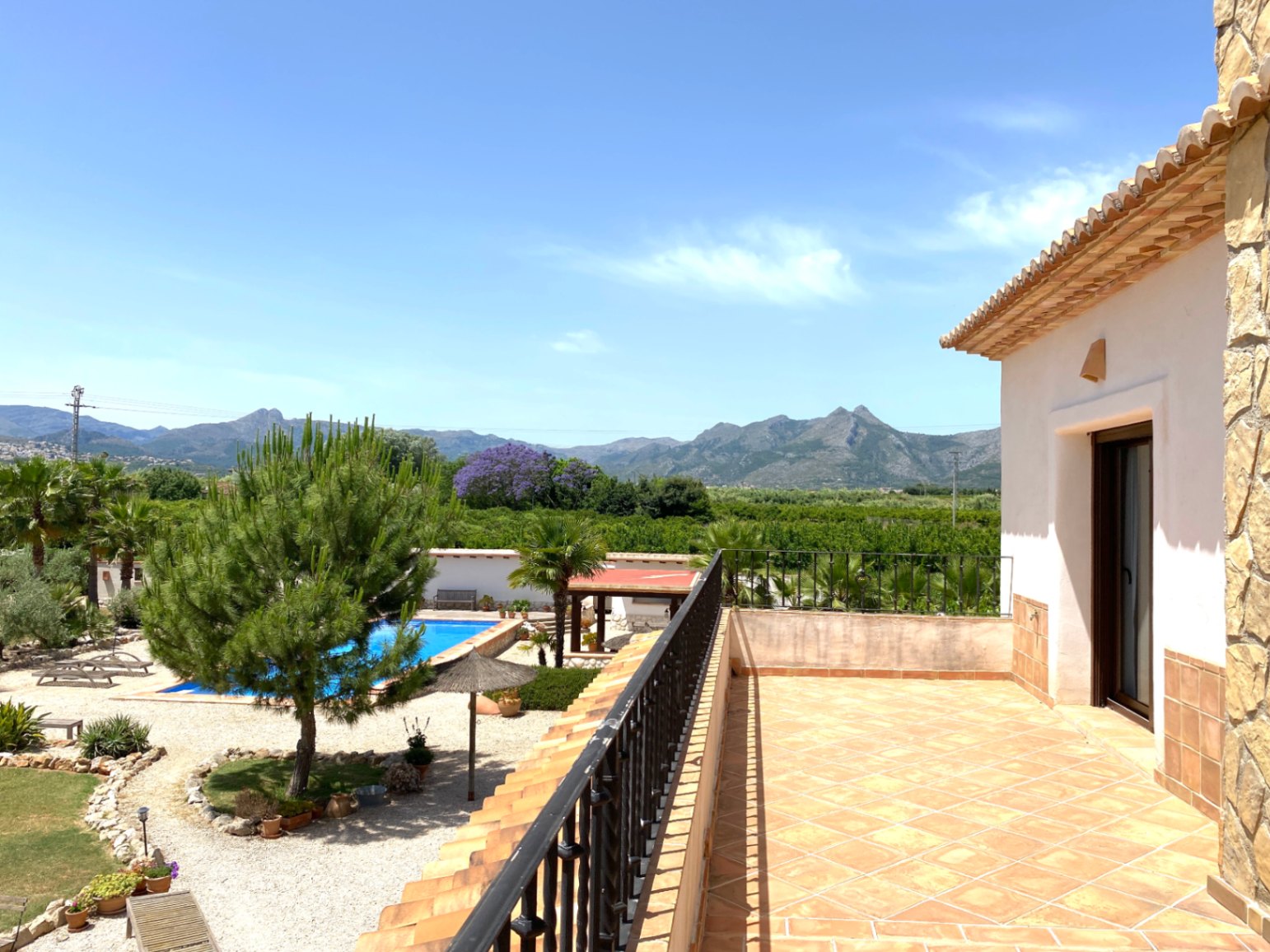 Finca with 5 bedrooms and 5 bathrooms en suite, 3 further bathrooms outside.